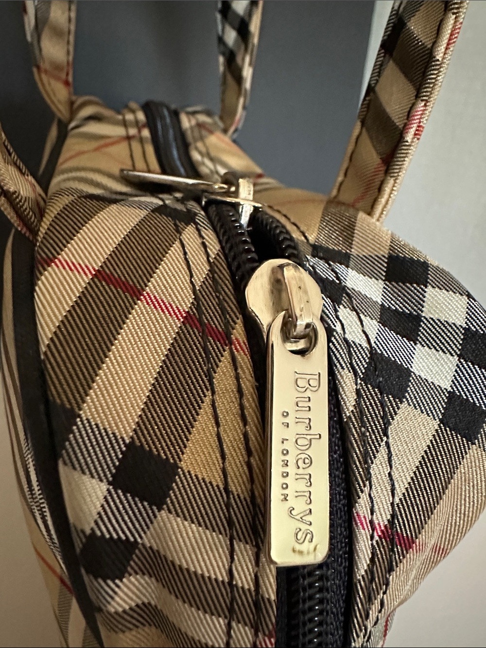Burberrys Plaid Handheld Cosmetic Bag - Beige, Black, Red NWOT - Picture 3 of 9
